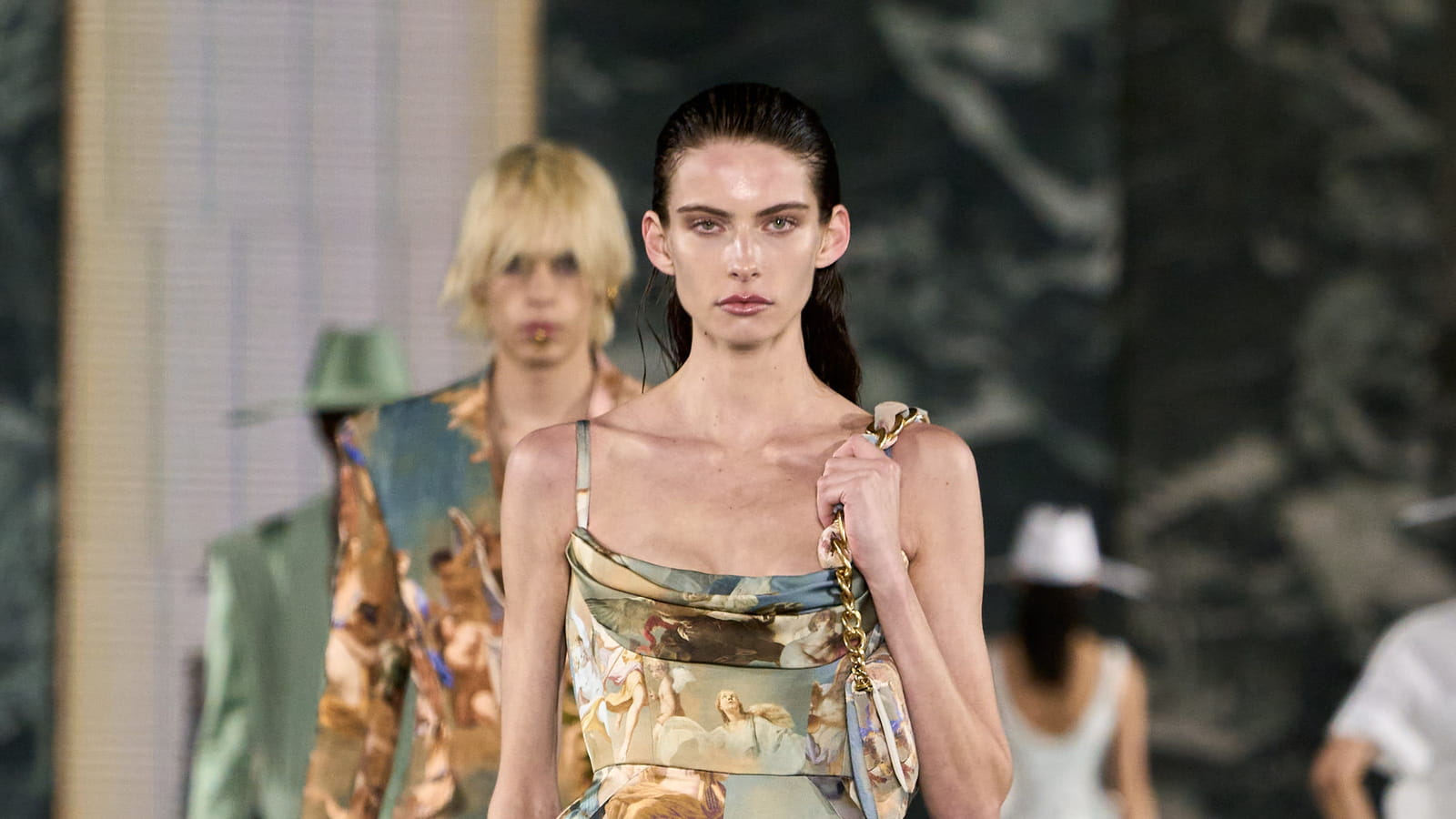 Look 16