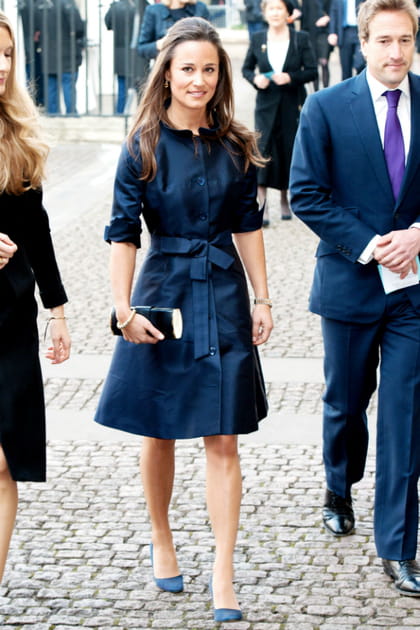 Pippa Middleton en néo-robe bleu marine satinée coupe trapèze