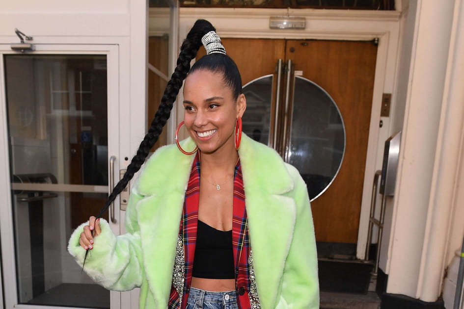 Alicia Keys avec un chouchou &agrave; strass sur une tresse