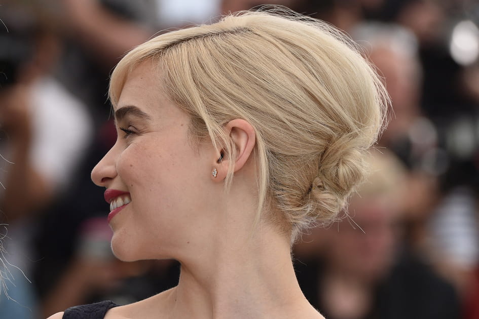 Le chignon banane blond platine d'Emilia Clarke