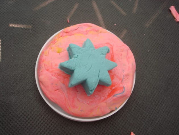 Un gâteau en pâte à modeler