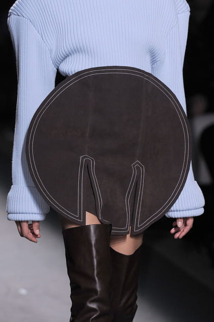 La ceinture sph&egrave;re en tissu XXL du d&eacute;fil&eacute; Jacquemus
