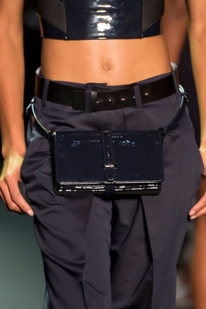 La sacoche banane en cuir du d&eacute;fil&eacute; Barbara Bui