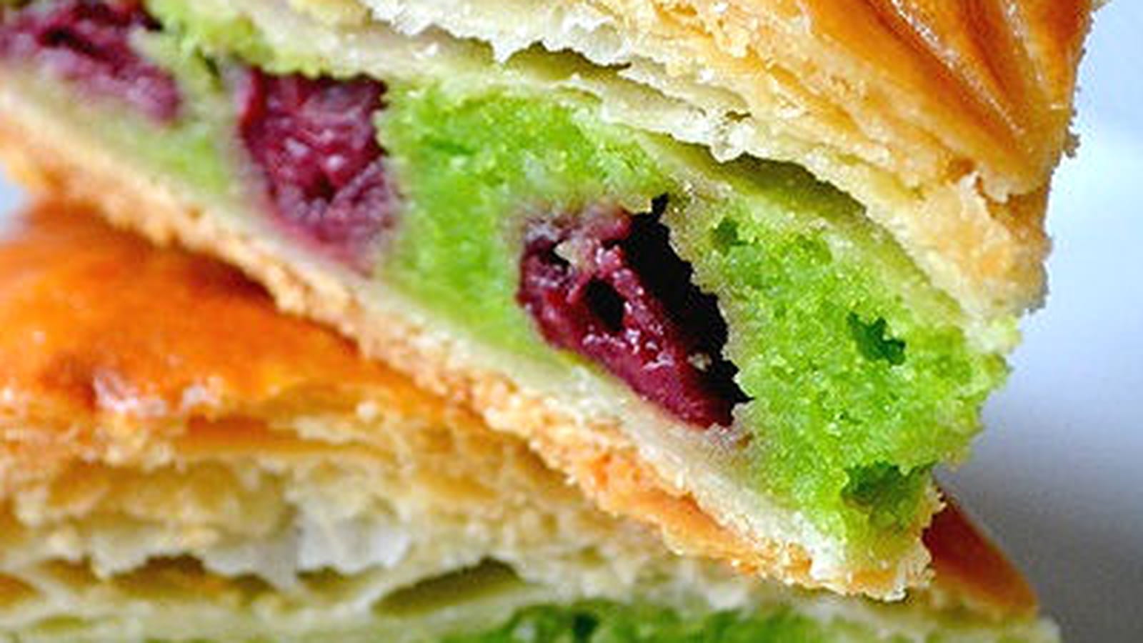 Galette des rois à la crème d'amande, saveur pistache et cerises