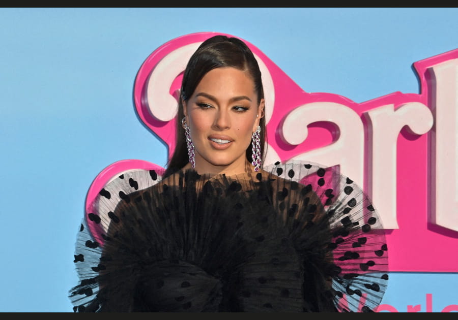 Ashley Graham, tendance avec sa m&egrave;che plaqu&eacute;e