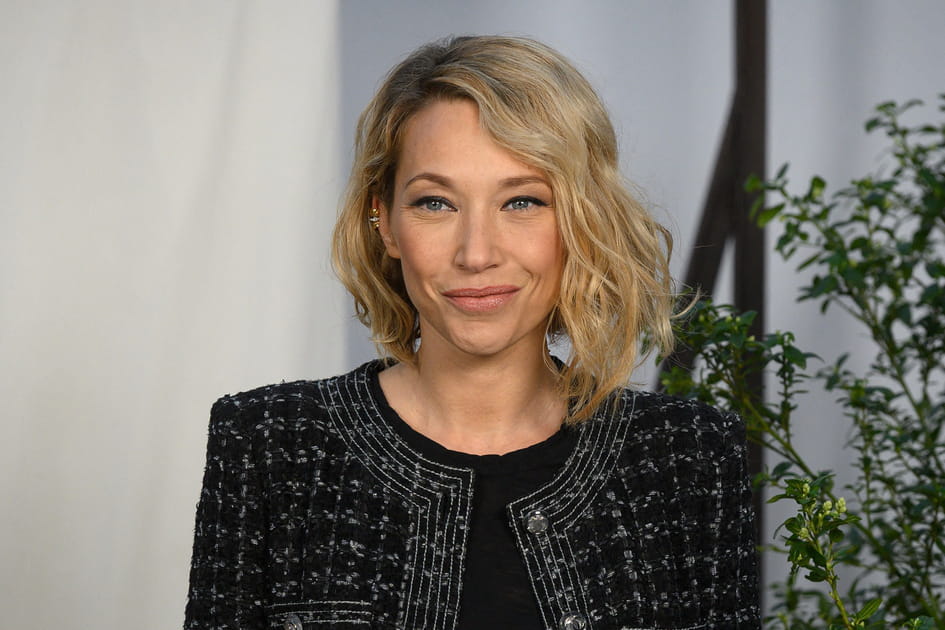 Raie sur le c&ocirc;t&eacute; et carr&eacute; wavy de Laura Smet