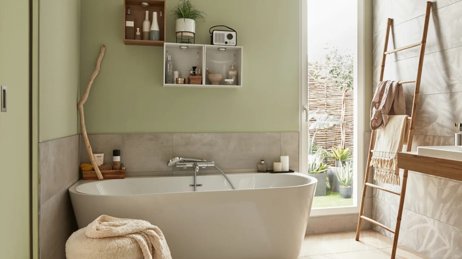Une baignoire îlot moderne 