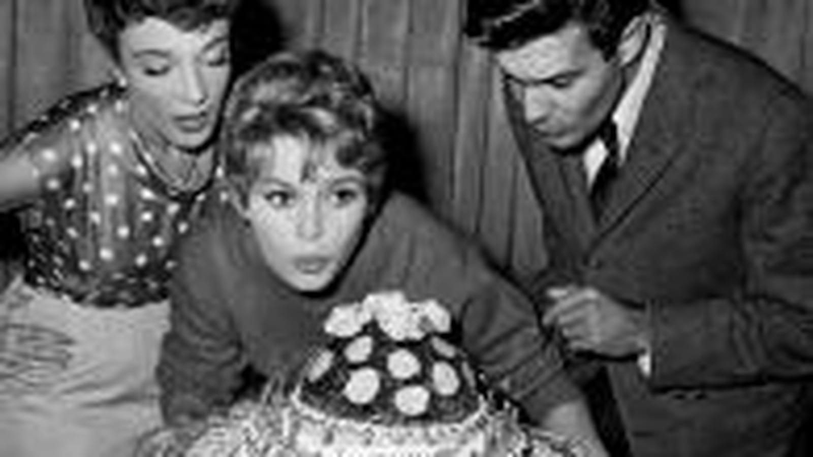 Un énorme gâteau sur un plateau pour Brigitte Bardot