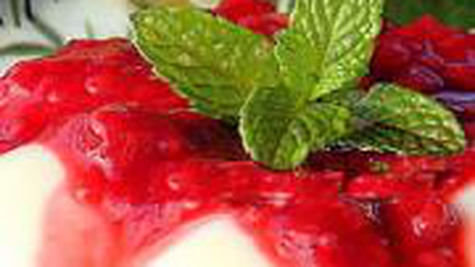 Panna cotta au chocolat blanc et coulis de framboise