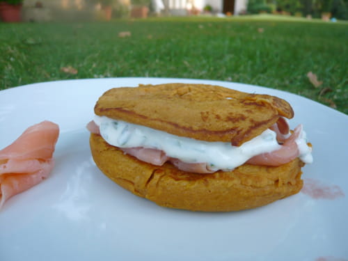 Petit burger de patate douce au saumon fumé
