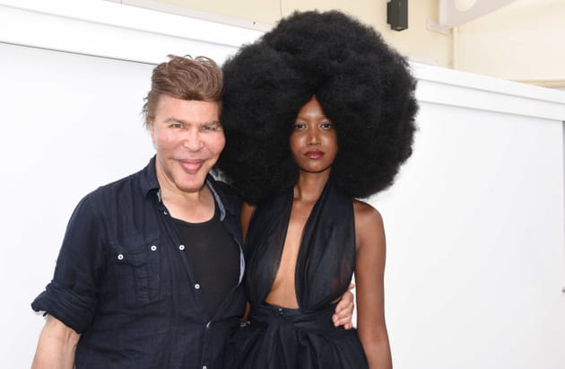 Grichka Bogdanoff et une amie sur la plage du Majestic