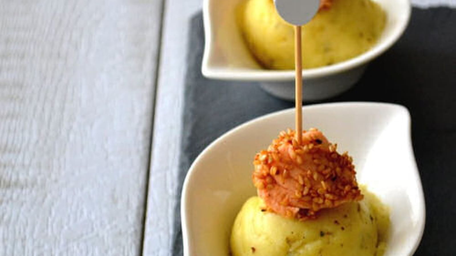 Verrines de dés de saumon et pommes de terre aux herbes