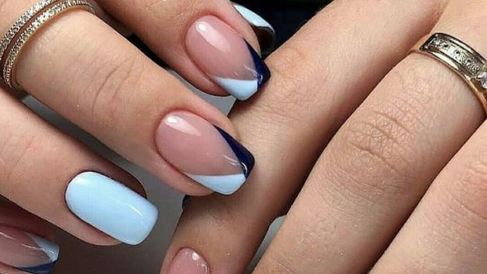 Un nail art avec avec du vernis bleu