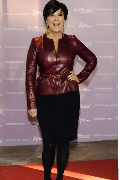 Kris Jenner en veste en cuir bordeaux