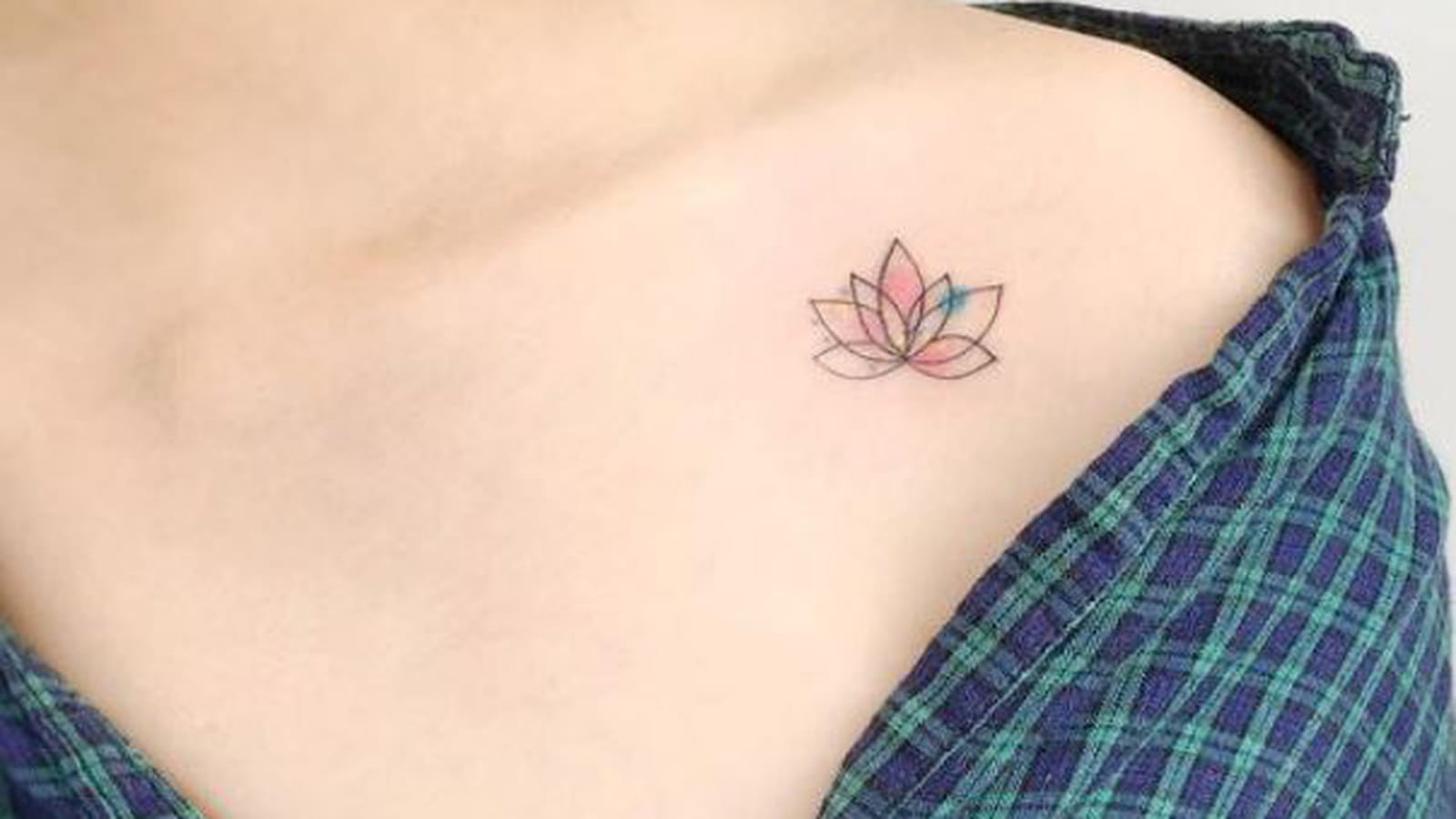 Fleur de lotus minimaliste sous la clavicule