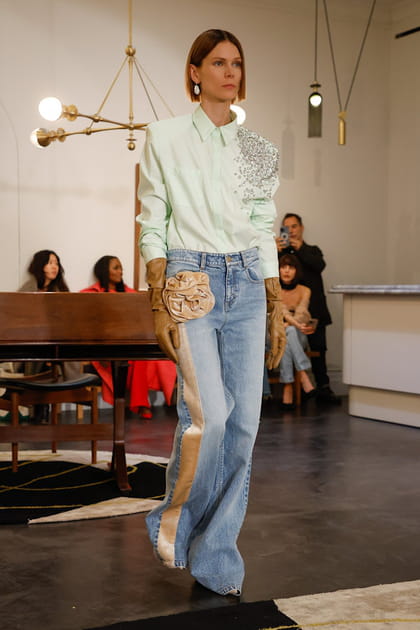 Jean &eacute;vas&eacute; &agrave; bande et chemise pastel aper&ccedil;us sur le d&eacute;fil&eacute; Hellessy