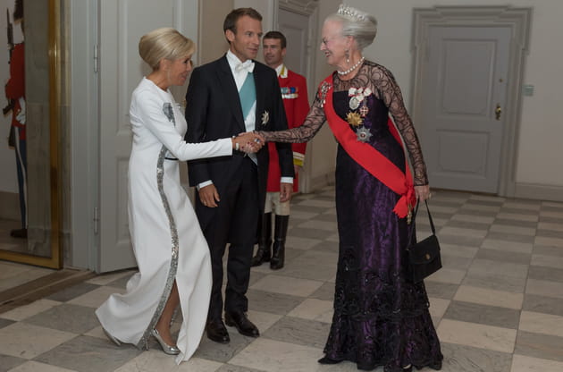 Brigitte Macron s'incline devant la reine Margrethe