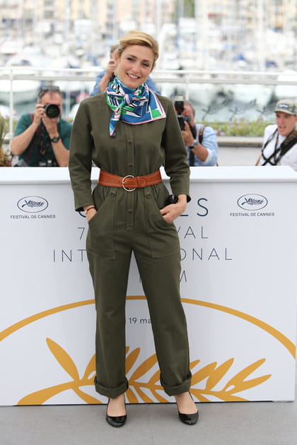 Julie Gayet en combinaison kaki et foulard