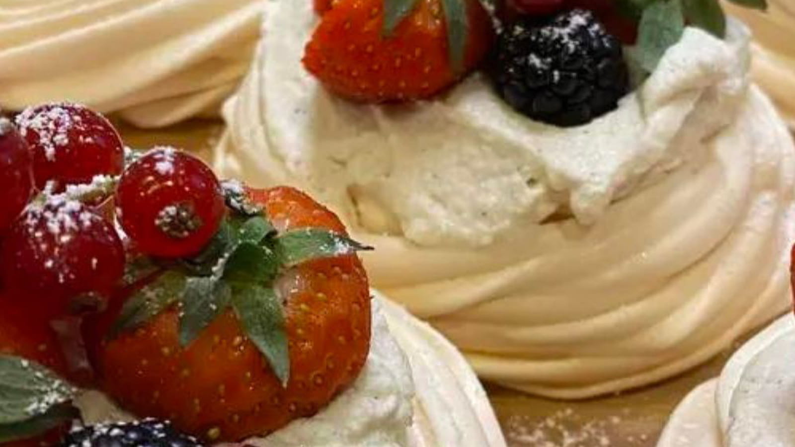 Minis pavlova aux fruits rouges et son coulis fruits rouges