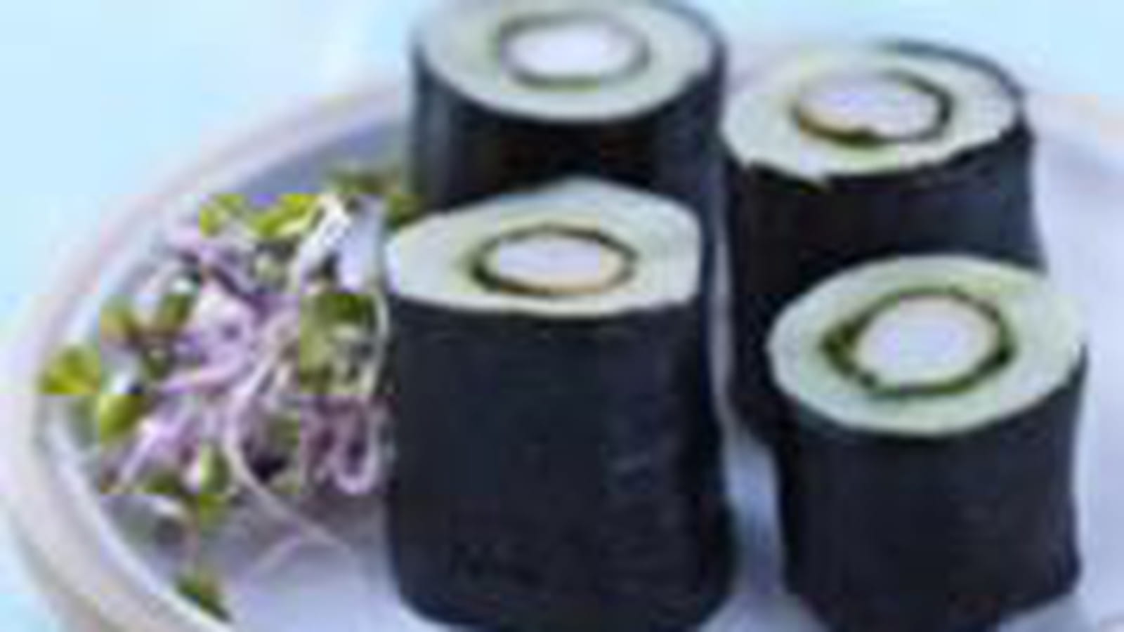 Maki de concombres de France et germes de radis