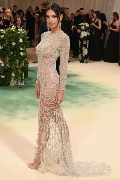 Emily Ratajkowski en robe ajourée à traîne Versace