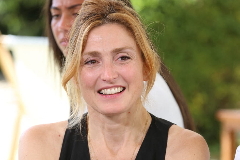 Top&nbsp;: Julie Gayet et son look nude