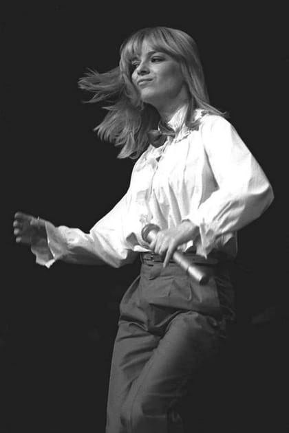 France Gall en chemisier blanc et pantalon taille haute