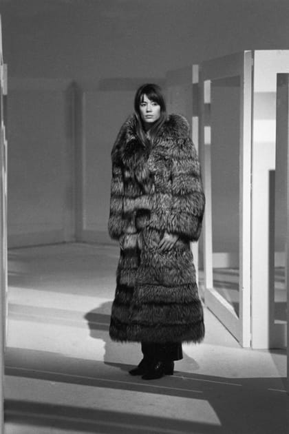 Françoise Hardy en gros manteau de fourrure