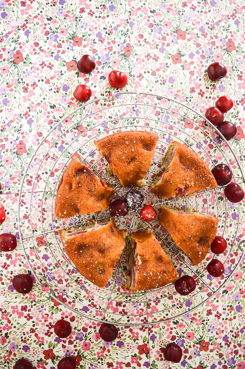 Gâteau moelleux aux cerises et amandes