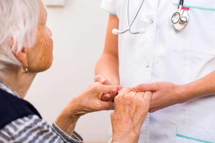 Maladie d'Alzheimer : privilégier les approches non médicamenteuses