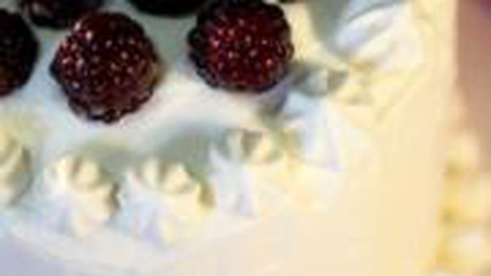 Layer cake chantilly et mûres sauvages