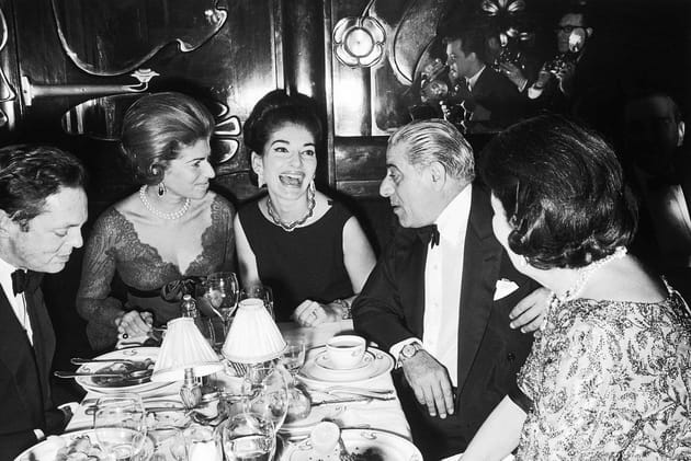 D&icirc;ner mondain en compagnie de Guy de Rotschild et Arisote Onassis