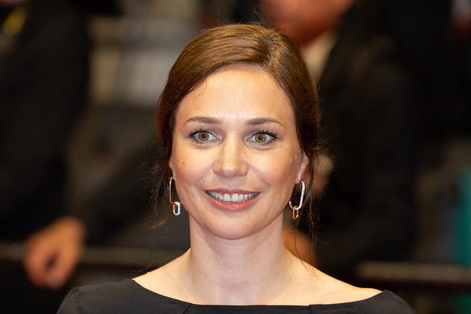 Le chignon sage et la raie sur le c&ocirc;t&eacute; de Nathalie P&eacute;chalat