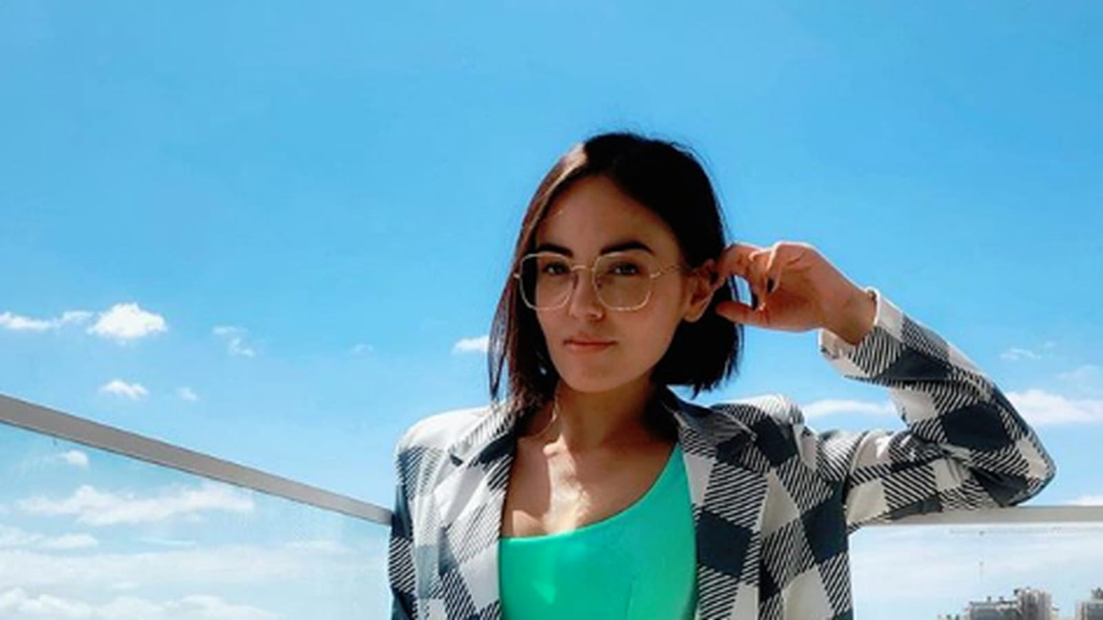 Agathe Auproux dans son plus beau costume 