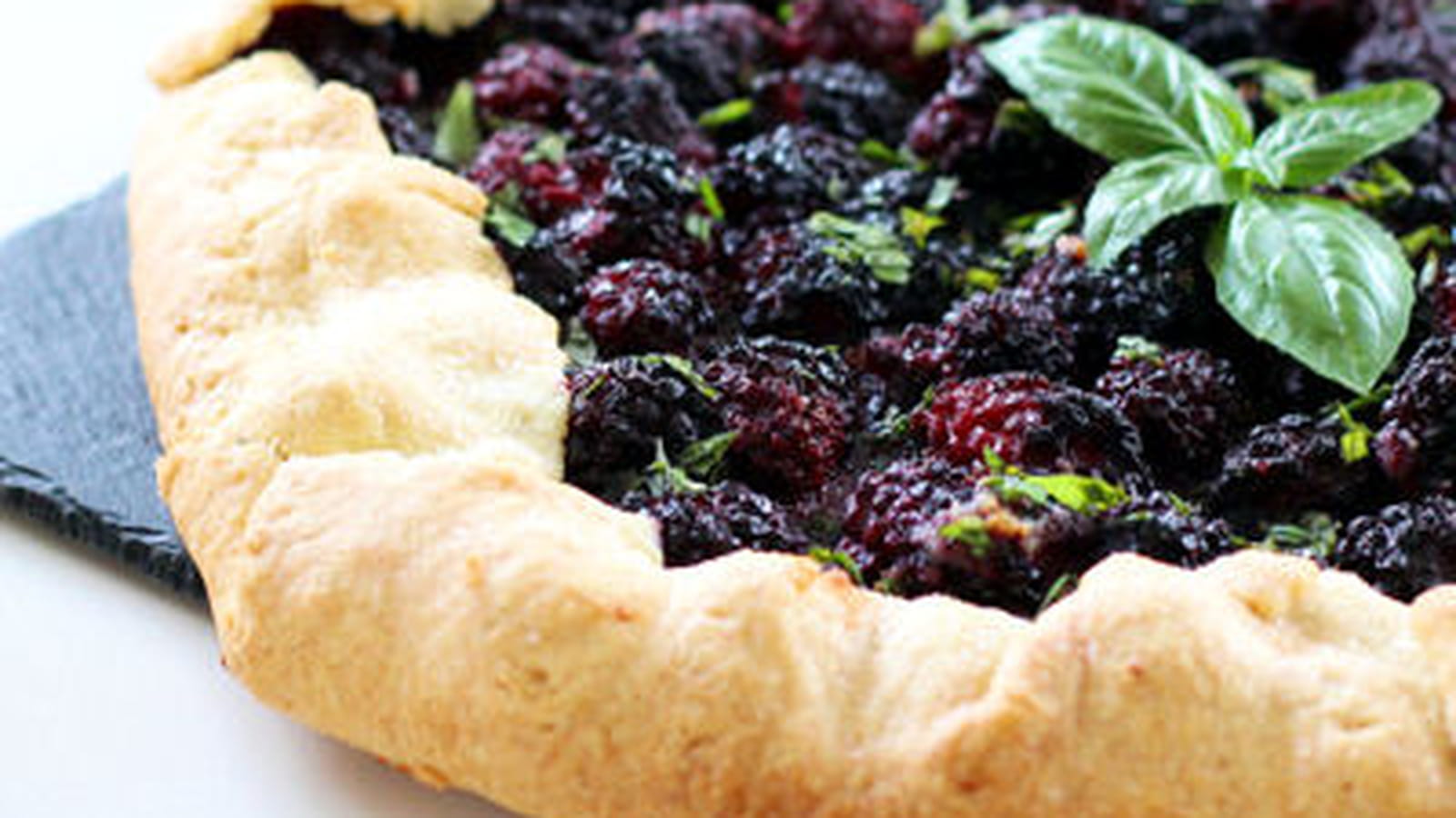 Tarte rustique mûres basilic