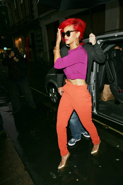 Rihanna en look bicolore orange et fuchsia