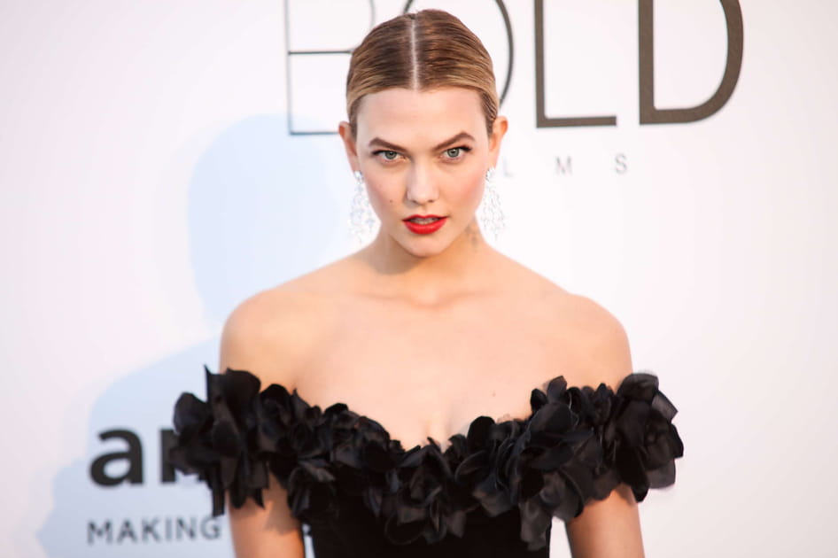 Le chignon bas et wet de Karlie Kloss