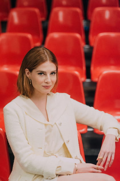 Lucy Boynton au d&eacute;fil&eacute; Chanel