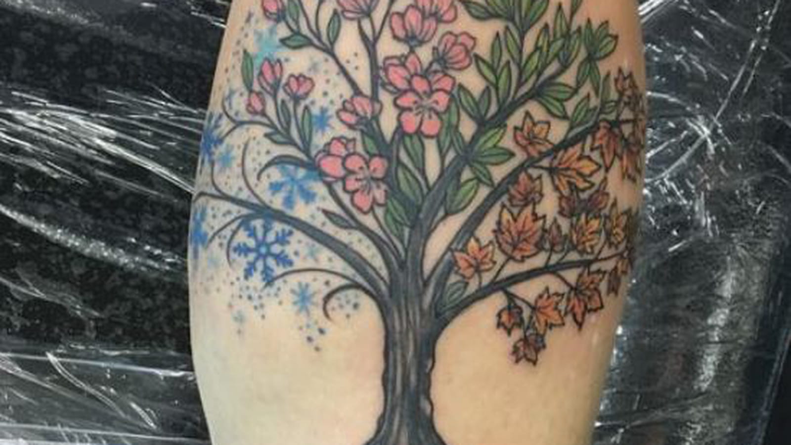 Arbre de vie fleuri sur la jambe