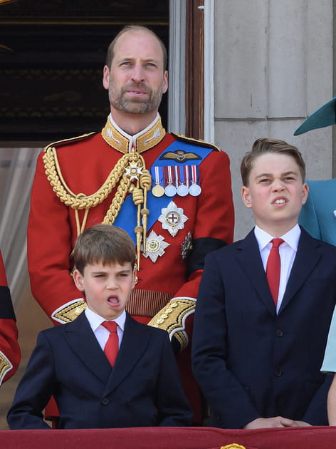 Le prince Louis, grimaçant, vu au balcon du palais de Buckingham