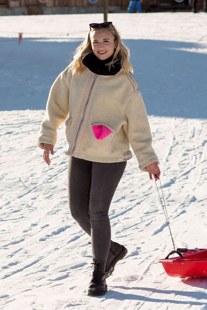 Chloé Jouannet en polaire chaude et denim gris