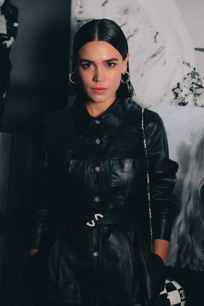 Carla Salle en robe de cuir au d&eacute;fil&eacute; Chanel printemps-&eacute;t&eacute; 2023
