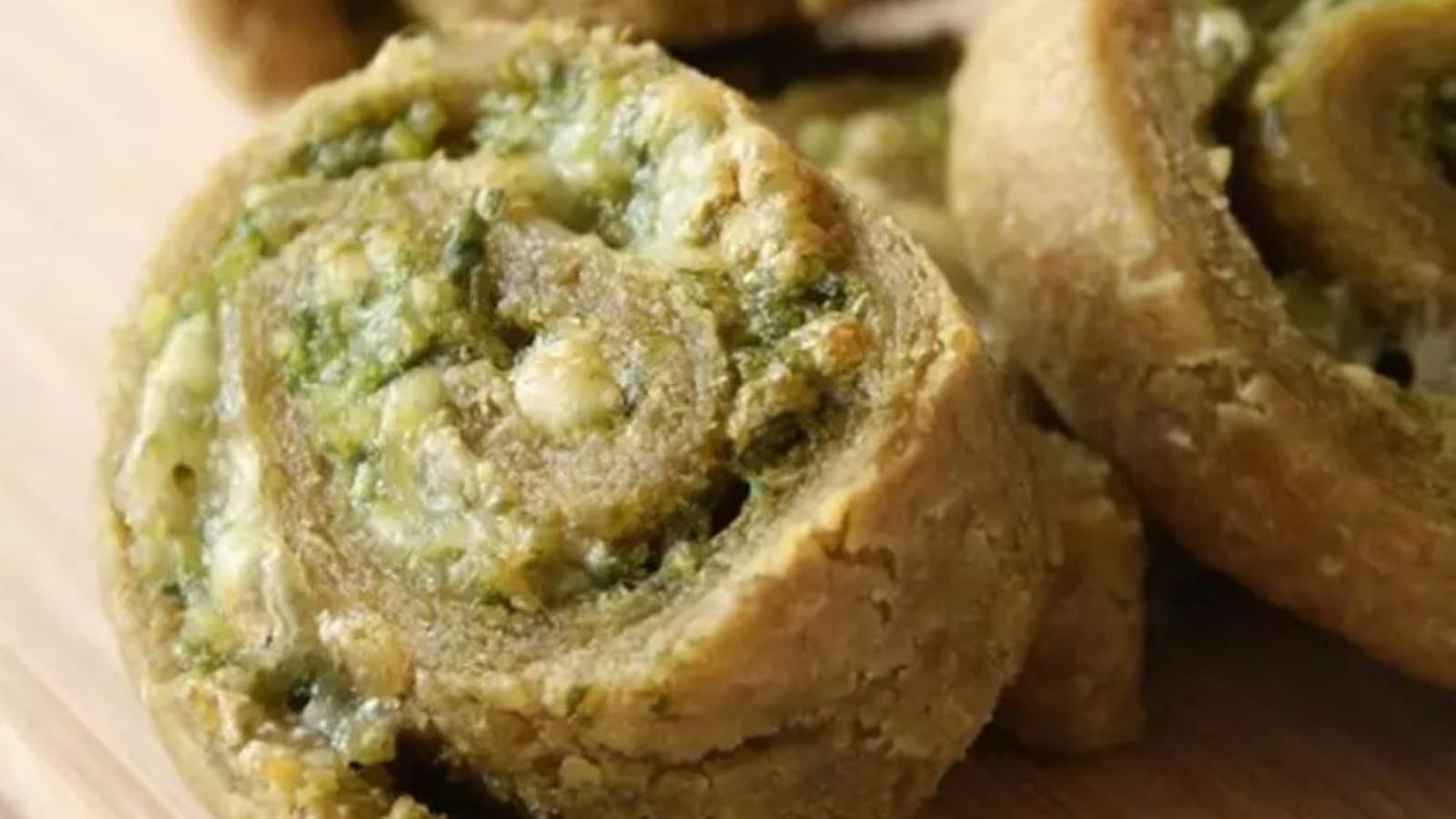 Mini-roulés au pesto d'ail des ours sans gluten et sans oeufs