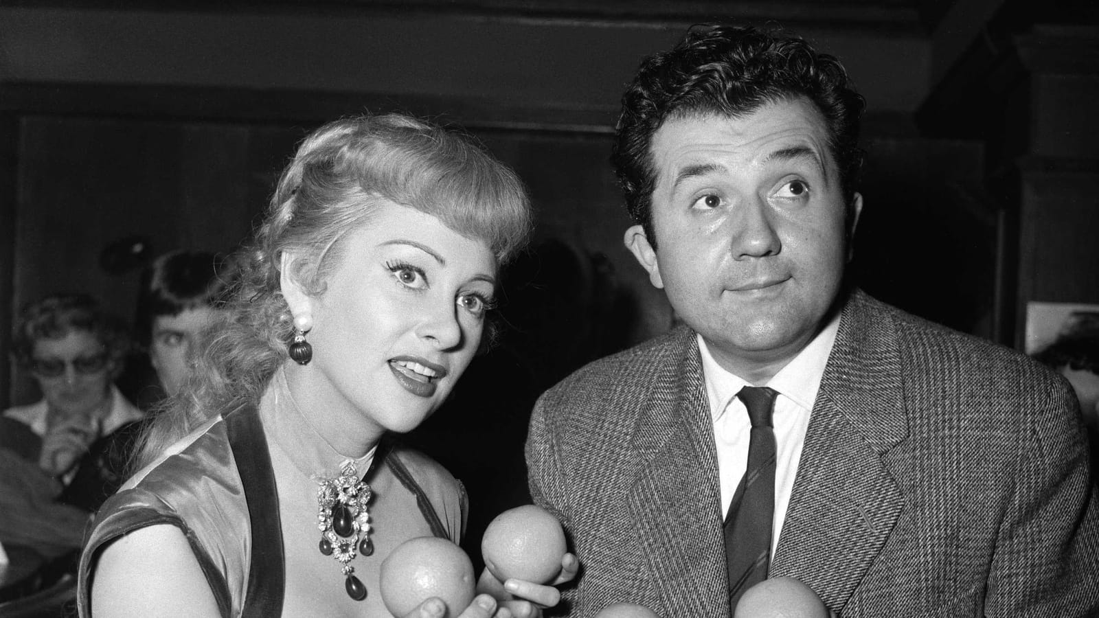 Martine Carol reçoit un prix aux côtés de Jean Richard