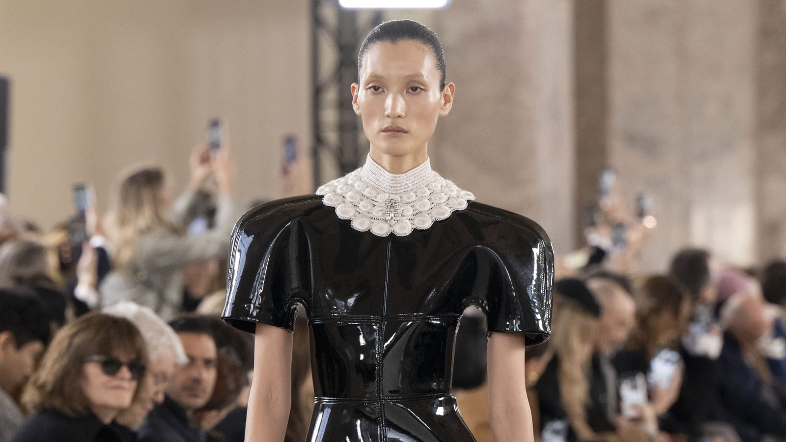 Look 1 du défilé Schiaparelli