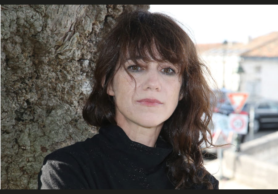 Charlotte Gainsbourg, rayonnante avec ses longueurs boucl&eacute;es