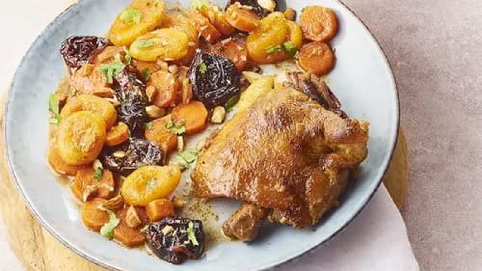 Tajine de cuisses de confit de canard Maison Lafitte, aux abricots et aux pruneaux