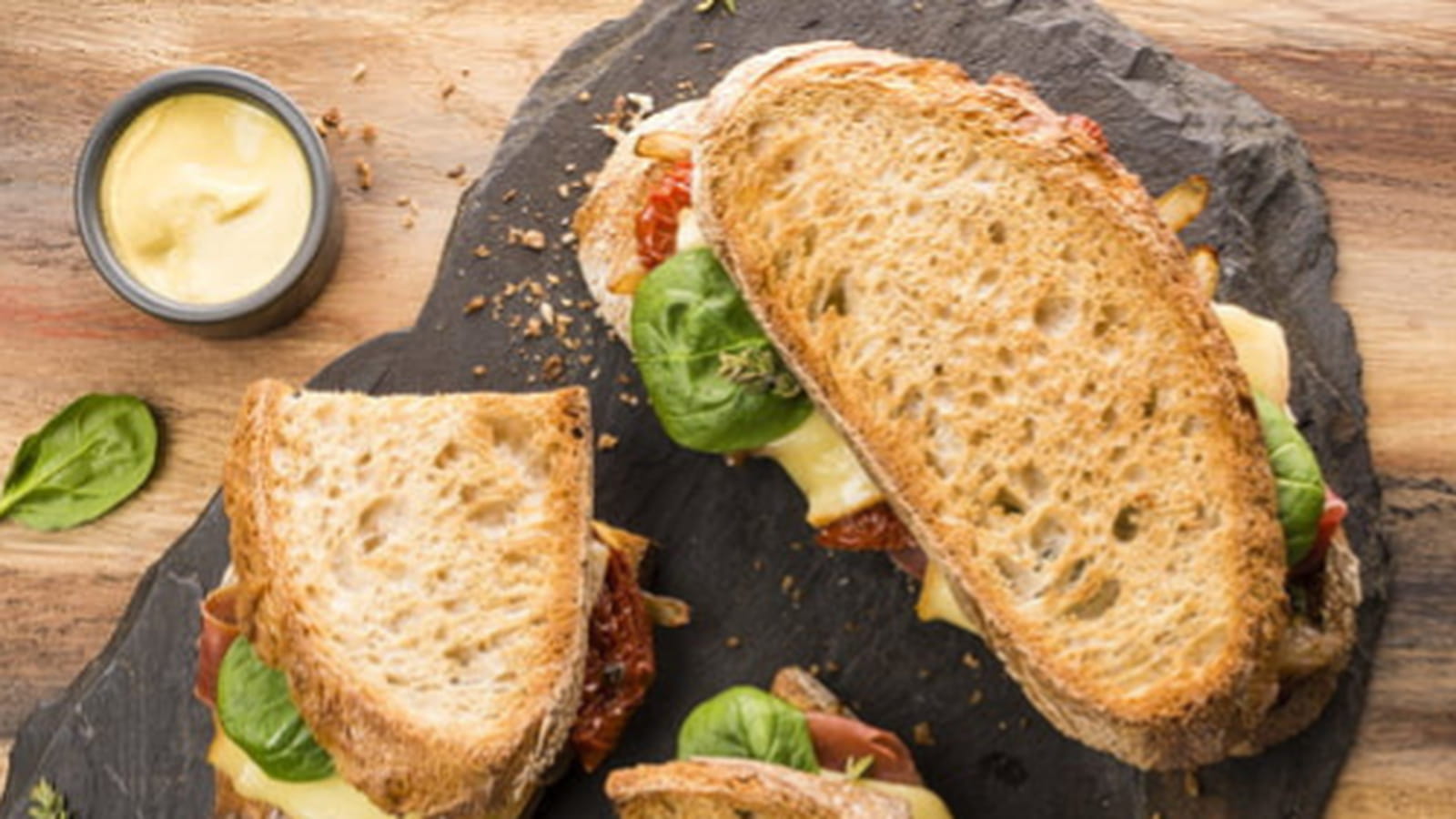 Burger de campagne au jambon cru, tomates confites et pousses d’épinards