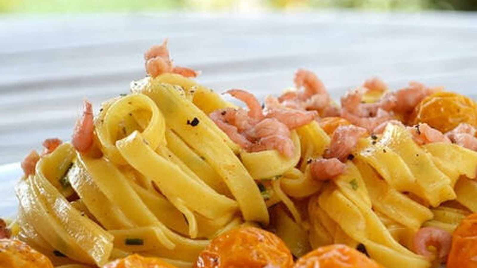 Tagliatelle au curry et paprika, tomates cerise confites et crevettes grises