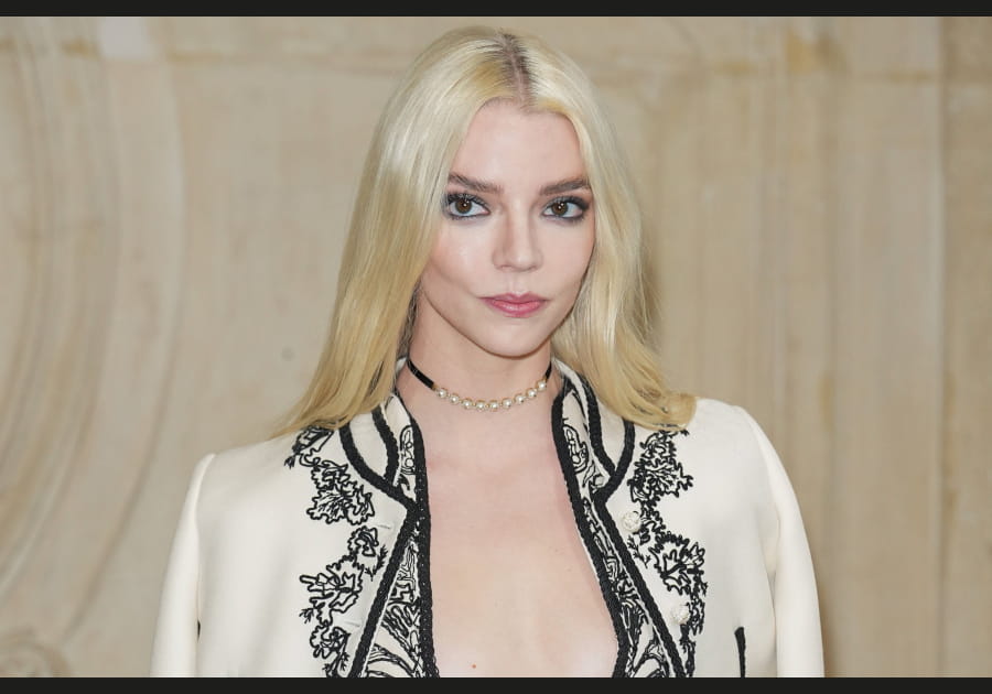 Les sourcils lift&eacute;s d'Anya Taylor-Joy